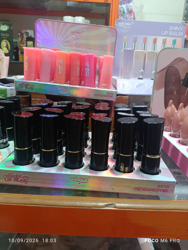 رژلب بدون سرب STRANA از برند Lipstick 💋✨نرم وروان